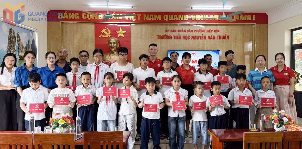 Lãnh đạo Hội Chữ thập đỏ Quảng Ninh, Hội Chữ thập đỏ phường Hiệp Hòa và thầy giáo, cô giáo trao giấy chứng nhận hoàn thành khóa bơi căn bản cho các em học sinh có hoàn cảnh khó khăn.