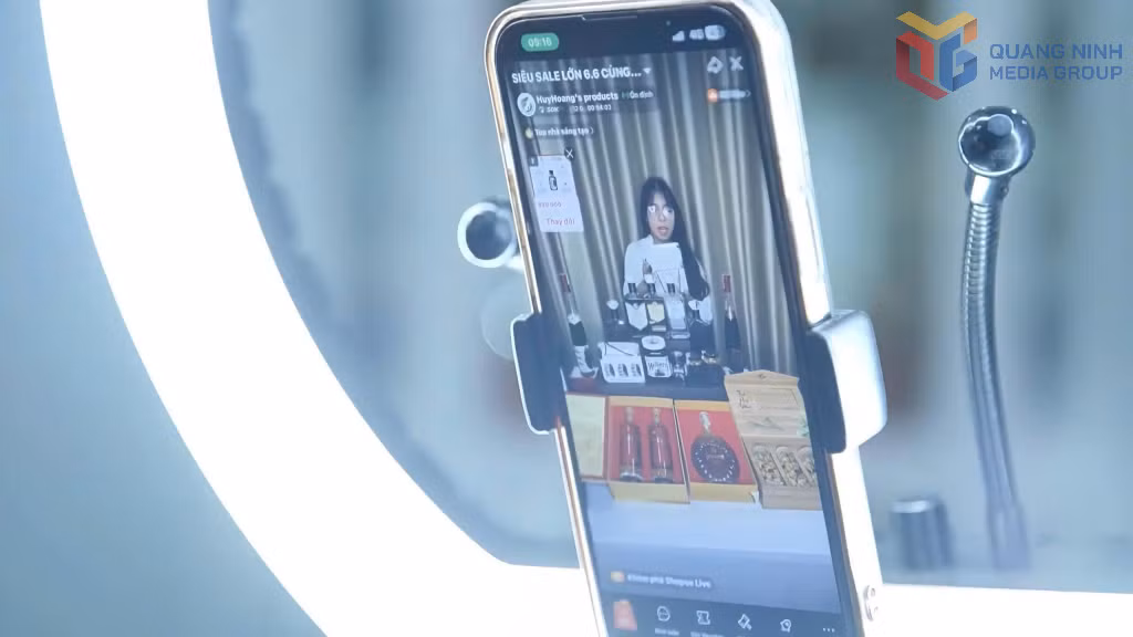 Chị Nguyễn Lê Hoàng Anh trực tiếp tư vấn cho khách hàng tại phiên livestream về các sản phẩm từ trà hoa vàng của HTX Sản xuất và kinh doanh Huy Hoàng.