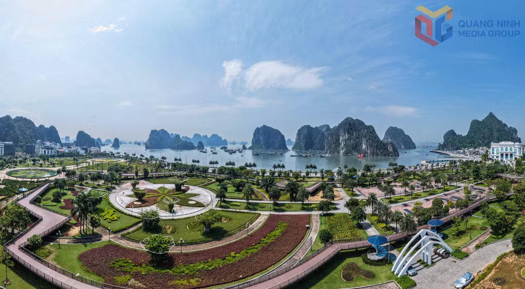 Công viên hoa Hạ Long mở ra khoảng xanh ven biển với những đường dạo uốn lượn, thảm cỏ xanh mướt và tầm nhìn rộng mở về phía Vịnh Hạ Long.