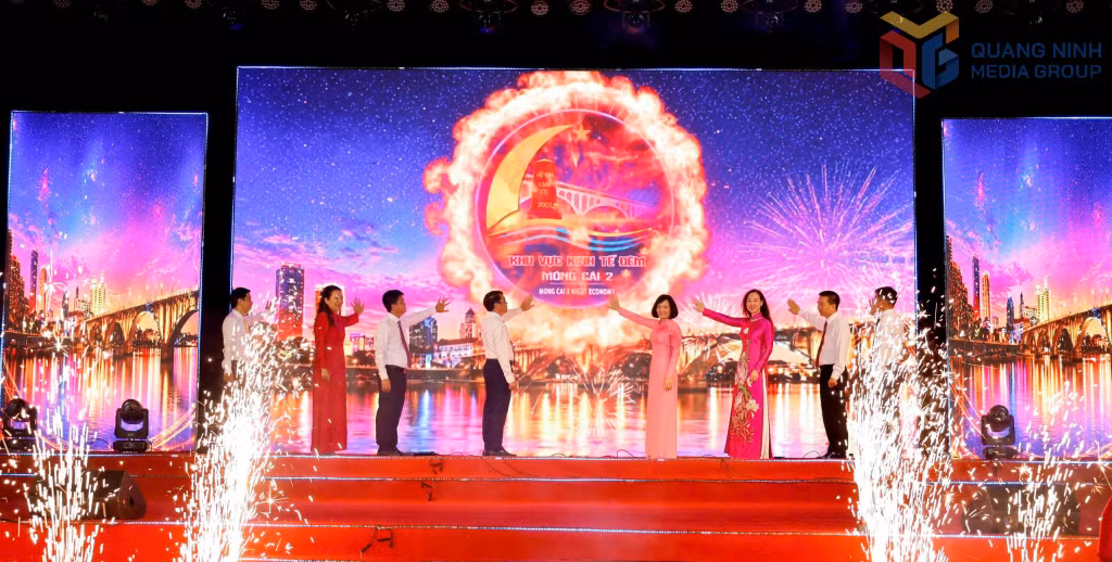 Màn thủy diễn thuyền buồm đỏ về đêm vô cùng độc đáo trên Vịnh Hạ Long.