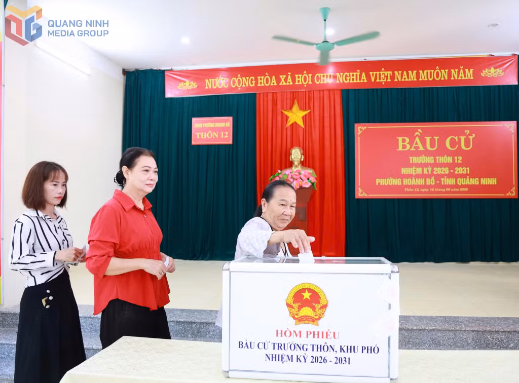Cử tri đại diện hộ gia đình thôn 12, phường Hoành Bồ, bỏ phiếu bầu trưởng thôn.
