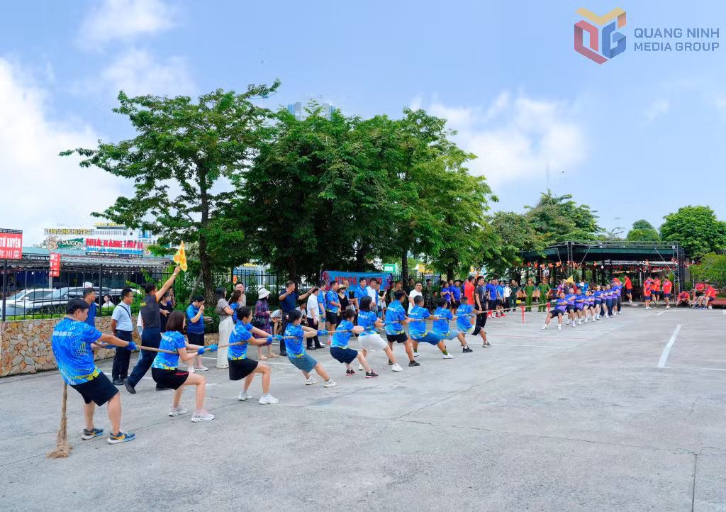 Các đội tranh tài ở môn kéo co.