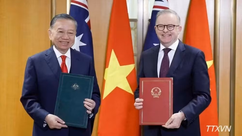 Tổng Bí thư, Chủ tịch nước Tô Lâm và Thủ tướng Australia Anthony Albanese trao Tuyên bố chung. (Ảnh: TTXVN)
