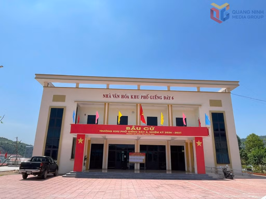 Nhà văn hóa khu phố Giếng Đáy 6, phường Việt Hưng, được tận dụng một phần làm nơi làm việc của Trung tâm Cung ứng dịch vụ phường.