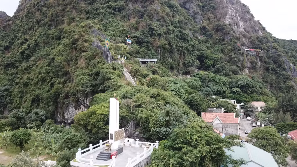 Đài liệt sĩ Vũng Đục.