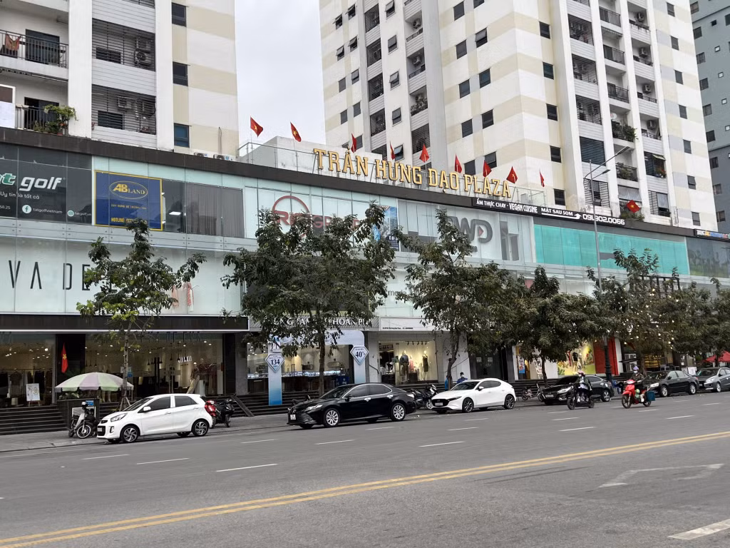 Tình trạng xe đỗ tràn lan lòng đường ở khu vực có chung cư diễn ra thường xuyên.