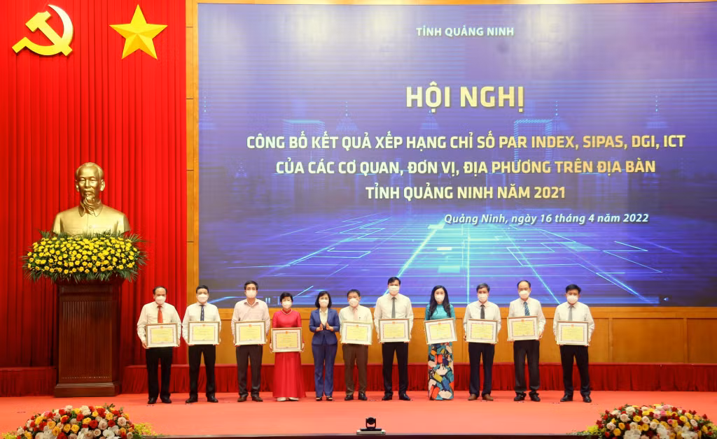 Đồng chí Trịnh Thị Minh Thanh, Phó Bí thư Tỉnh ủy, trao Bằng khen của UBND tỉnh cho các tập thể có thành tích xuất sắc trong việc nâng cao chỉ số CCHC năm 2021 (4-2022). Ảnh: Minh Hà