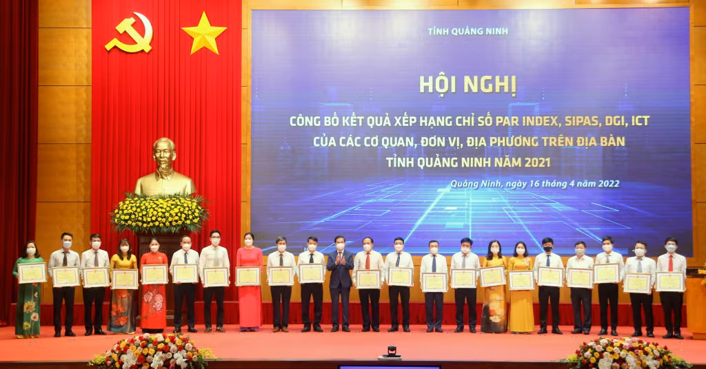 30 cá nhân có thành tích xuất sắc và đóng góp tích cực trong việc triển khai thực hiện nâng cao các Chỉ số năm 2021 vinh dự nhận Bằng khen của UBND tỉnh (4-2022). Ảnh: Minh Hà