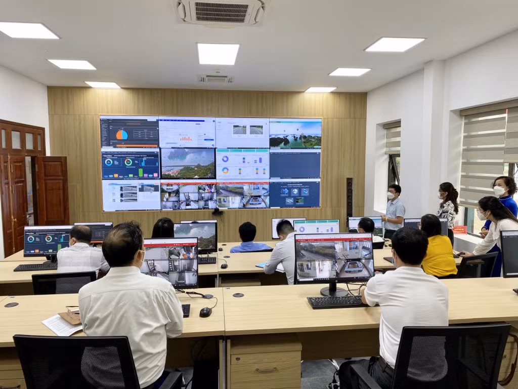 Đoàn công tác TP Sơn La tham quan Trung tâm Điều hành thành phố thông minh TP Hạ Long.