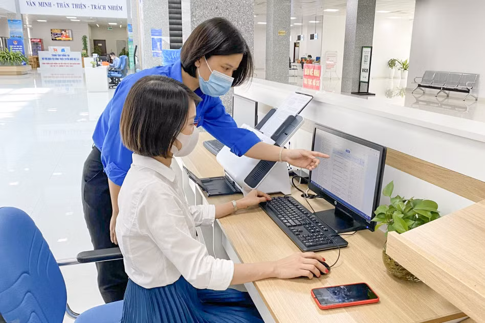 ĐVTN hỗ trợ người dân giải quyết TTHC mức độ 3, 4 tại Trung tâm Phục vụ hành chính công tỉnh. Ảnh: Duy Khoa