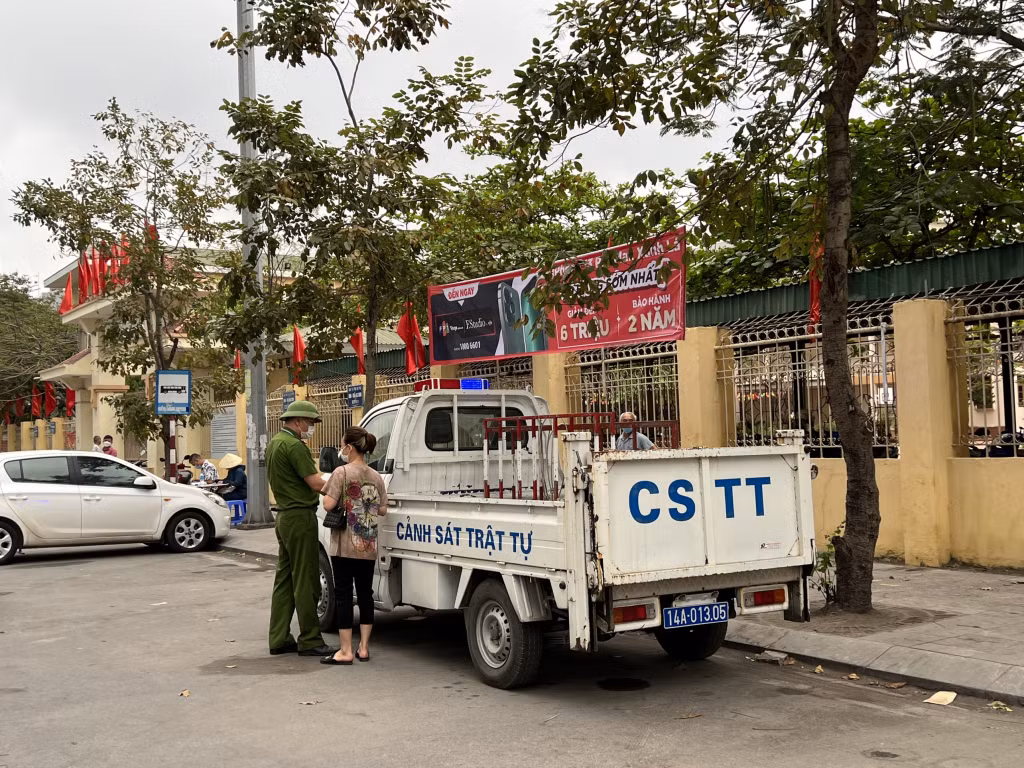 Lực lượng chức năng tiến hành nhắc nhở và xử phạt người vi phạm quy định cấm dừng đỗ ô tô.