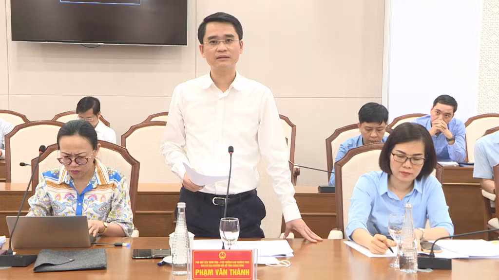 Đồng chí Phạm Văn Thành, Phó Chủ tịch UBND tỉnh, Phó trưởng Ban Thường trực Ban chỉ đạo Chuyển đổi số tỉnh Quảng Ninh phát biểu tại buổi làm việc.