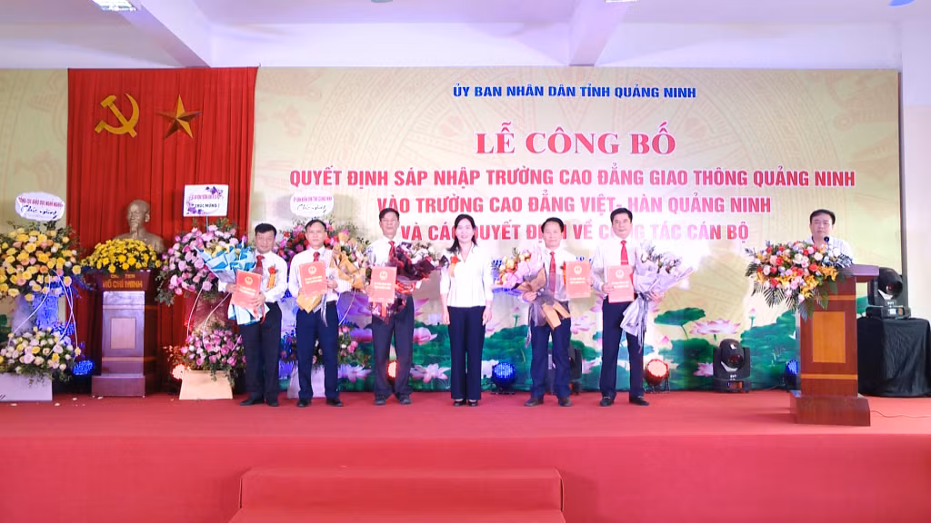 Đồng chí Nguyễn Thị Hạnh, Phó Chủ tịch UBND tỉnh trao các quyết định của Chủ tịch UBND tỉnh về công tác cán bộ của Trường Cao đẳng Việt - Hàn Quảng Ninh (8-2022). Ảnh: Thu Phương