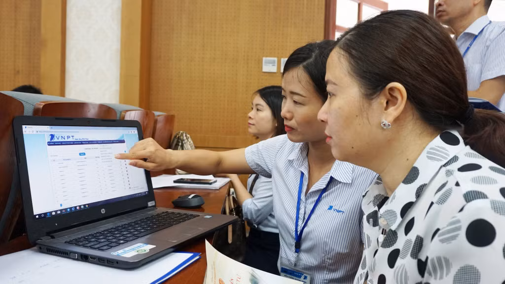 Nhân viên VNPT hướng dẫn, tập huấn cho các doanh nghiệp, tiểu thương sử dụng hóa đơn điện tử trong hoạt động kinh doanh.