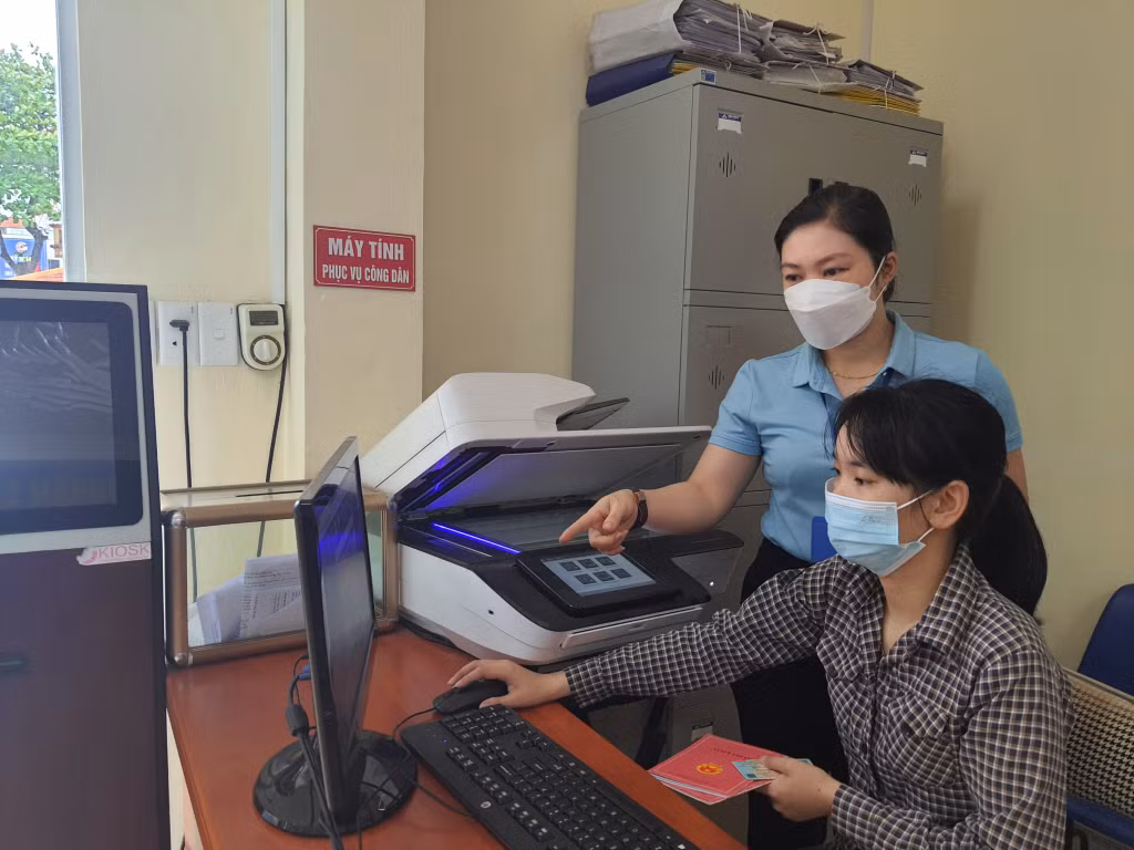 Cán bộ Bộ phận tiếp nhận và trả kết quả hiện đại phường Quảng Yên hướng dẫn công dân thực hiện dịch vụ công trực tuyến mức độ 3.