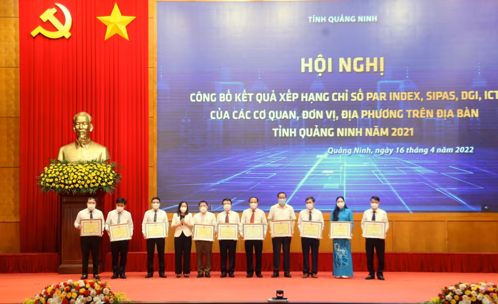 Các tập thể có thành tích trong việc nâng cao Chỉ số đo lường sự hài lòng và Chỉ số hiệu quả quản trị cấp huyện được nhận Bằng khen của UBND tỉnh (4-2022). Ảnh: Minh Hà
