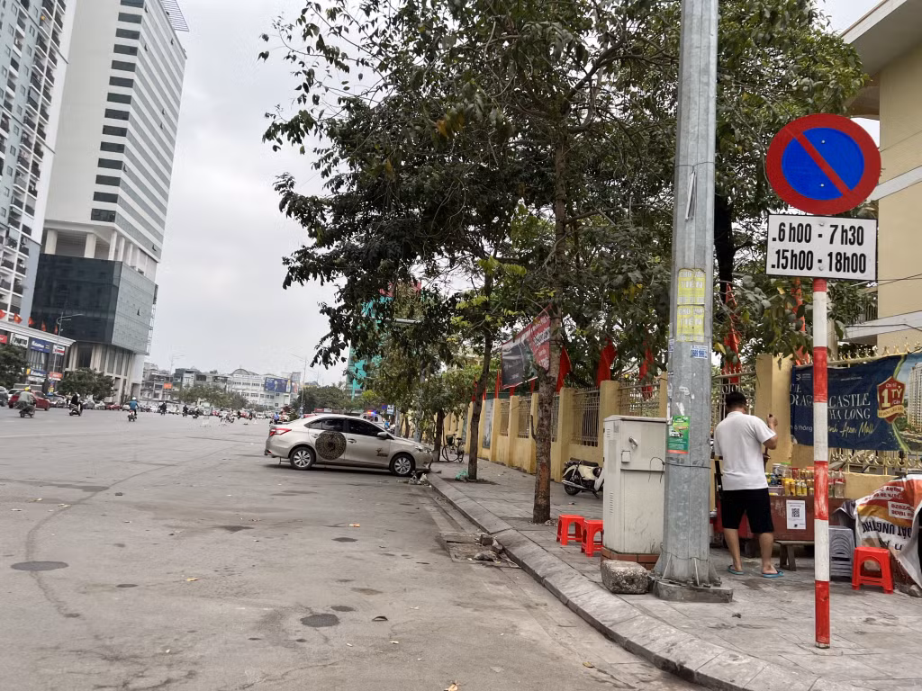 Khu vực trước cổng trường Tiểu học Trần Hưng Đạo có biển cấm đỗ theo giờ...