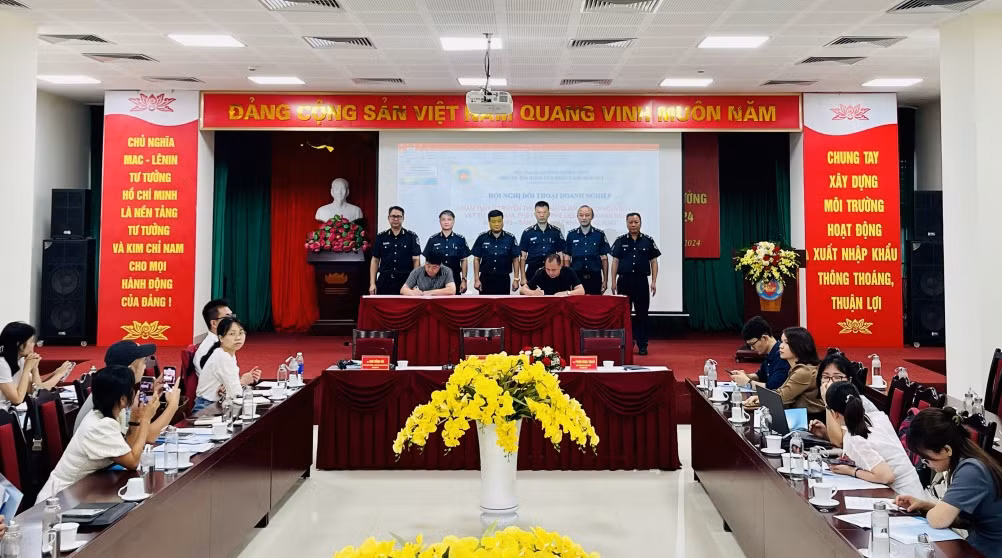 Các doanh nghiệp ký cam kết về việc quản lý nguyên liệu, vật tư dư thừa, phế phẩm, phế liệu của doanh nghiệp gia công, sản xuất, xuất khẩu.