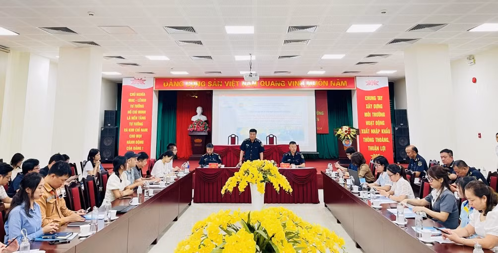 Đại diện lãnh đạo Chi cục Hải quan cửa khẩu cảng Hòn Gai phát biểu tại hội nghị.