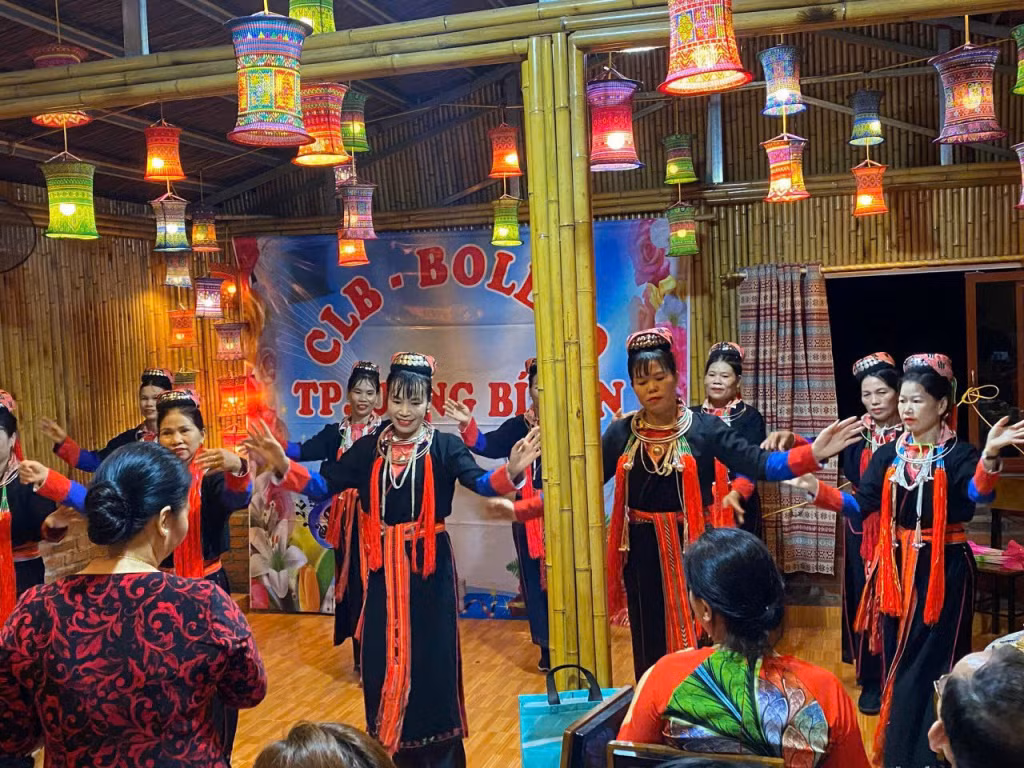 Mô hình hiện sử dụng 4 lao động thường xuyên và một số lao động thời vụ, đồng thời có sự tham gia của bà con trên địa bàn trong các hoạt động văn hoá, văn nghệ, thể thao cộng đồng theo nhu cầu của du khách.
