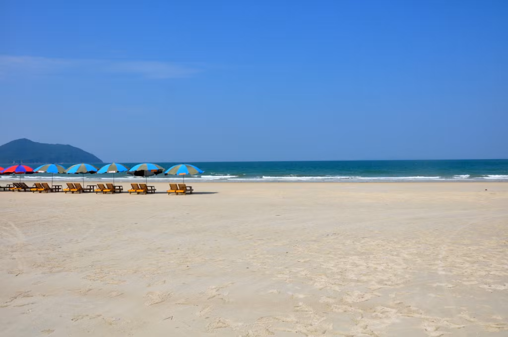 Bãi cát trắng mịn màng và làn nước trong xanh khiến bất cứ ai cũng muốn hoà mình vào với biển.