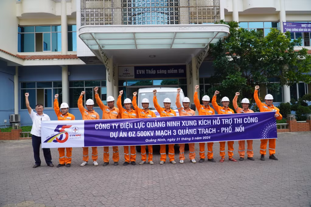 Công ty Điện lực Quảng Ninh huy động một tổ xung kích gồm 12 công nhân lành nghề để tiếp sức cho dự án trọng điểm này.