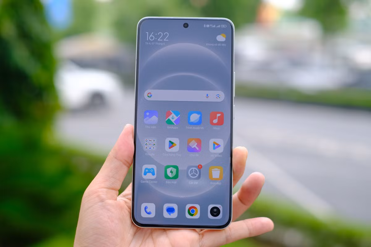 Mặt trước của Xiaomi 14 Ultra giống đa số điện thoại Android ngày nay với màn hình tràn viền, camera selfie chính giữa. Tấm nền cũng thuộc dạng cao cấp nhất hiện nay là LTPO AMOLED kích thước 6,73 inch, độ phân giải 1.440 x 3.200, tần số quét 120 Hz, hỗ trợ công nghệ Dolby Vision và HDR10+ và độ sáng tối đa 3.000 nit. Cách tinh chỉnh màu sắc màn hình của 14 Ultra không bị quá rực rỡ, đủ đẹp và độ chi tiết cao.