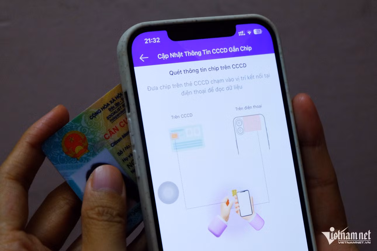Thử xác thực căn cước công dân gắn chip qua app bằng điện thoại iPhone. Ảnh: Trọng Đạt