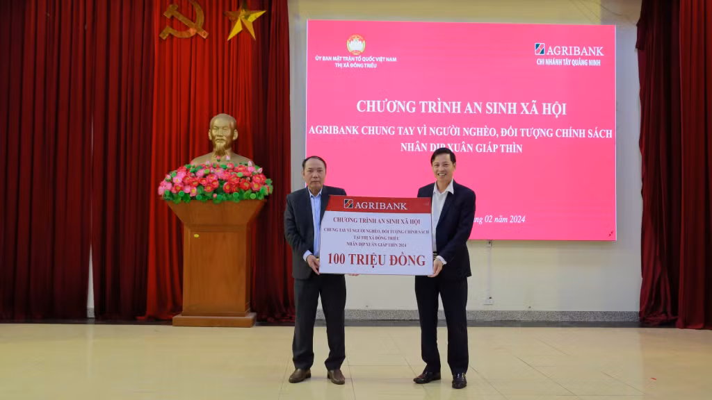 MTTQ TX Đông Triều tiếp nhận kinh phí ủng hộ chương trình an sinh xã hội "Chung tay vì người nghèo, đối tượng chính sách" nhân dịp Tết Nguyên đán Giáp Thìn 2024 của Agribank chi nhánh Tây Quảng Ninh.