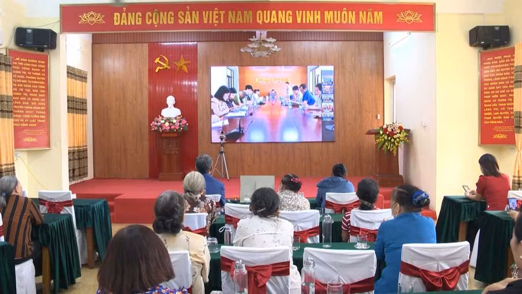 Hội nghị truyền hình trực tuyến kết nối 5 khu phố tại phường Yên Giang.