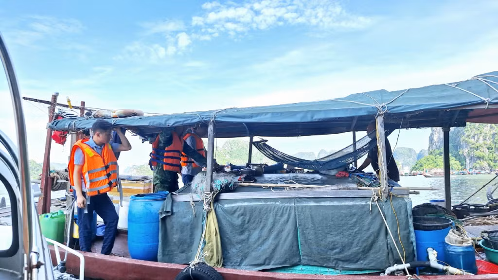 Đoàn kiểm tra liên ngành của thành phố Hạ Long kiểm tra giấy tờ đăng ký, đăng kiểm của các tàu khai thác thủy sản trên Vịnh