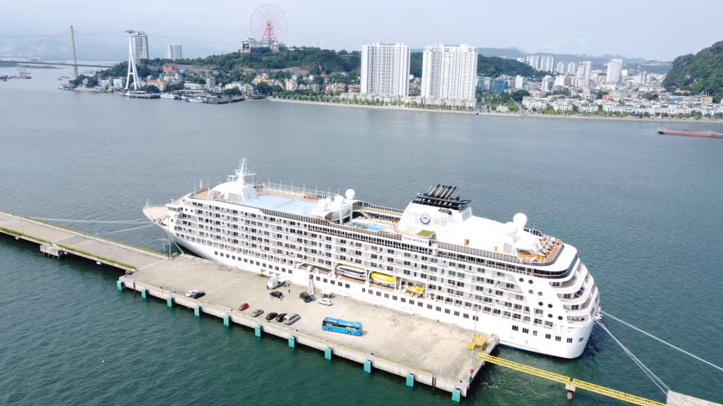 Tàu The World (quốc tịch Mỹ) đưa trên 170 du khách hạng sang cập Cảng tàu khách quốc tế Hạ Long, ngày 17/6/2024. Ảnh: Nguyễn Thơm
