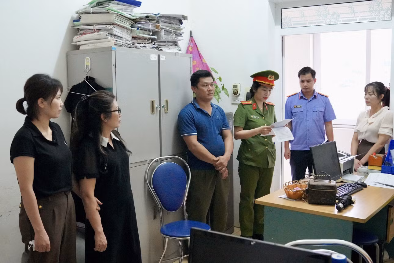 Cơ quan Cảnh sát điều tra tiến hành khám xét nơi làm việc của các bị can.