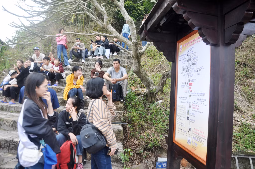 Hệ thống bảng biển giới thiệu về di tích Yên Tử được Ban Quản lý di tích và rừng quốc gia Yên Tử đầu tư mới vào đầu năm nay.