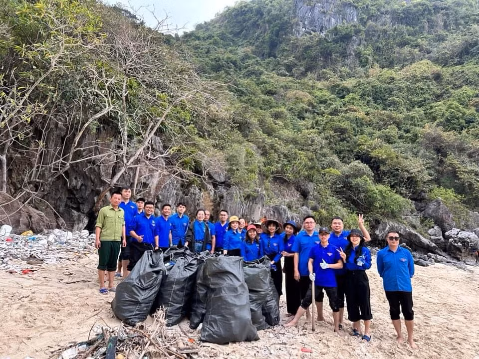 Thanh niên Hạ Long tham gia Chiến dịch "Chung tay làm sạch biển".