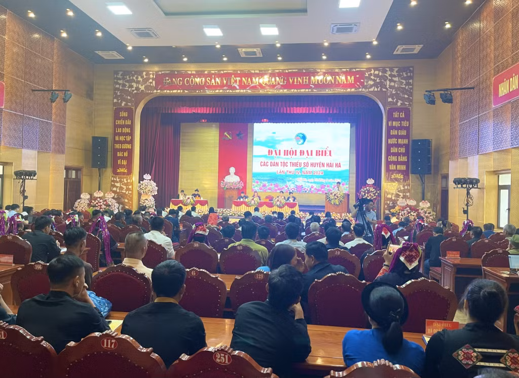 Các đồng chí lãnh đạo Ban Dân tộc tỉnh Quảng Ninh, Ban chỉ đạo Đại hội dân tộc thiểu số tỉnh Quảng Ninh tặng hoa chúc mừng Đại hội.