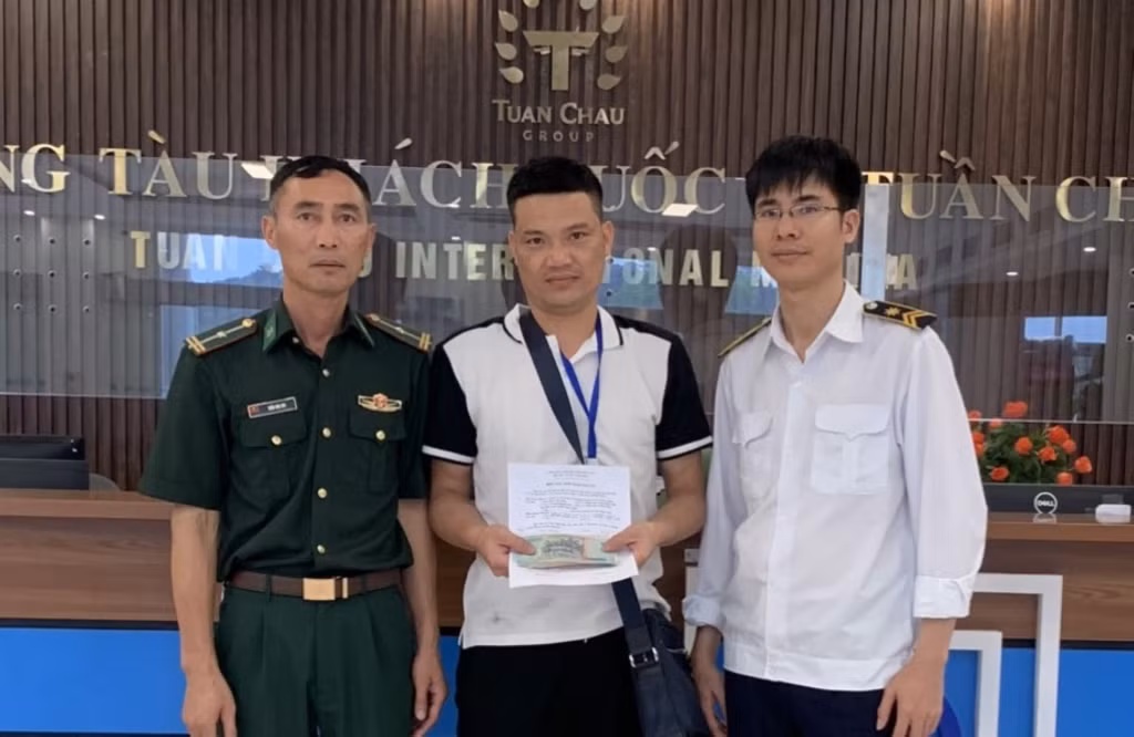 Một khách du lịch được trao trả tài sản đánh rơi khi đi du lịch Vịnh Hạ Long tháng 5/2024
