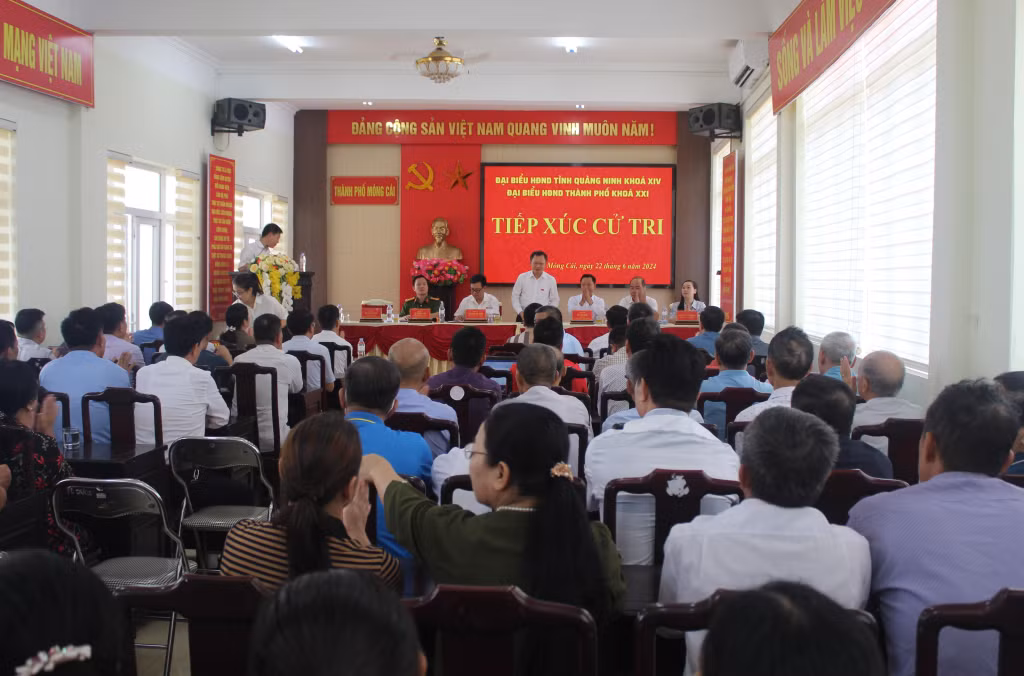 Quang cảnh hội nghị tiếp xúc cử tri.