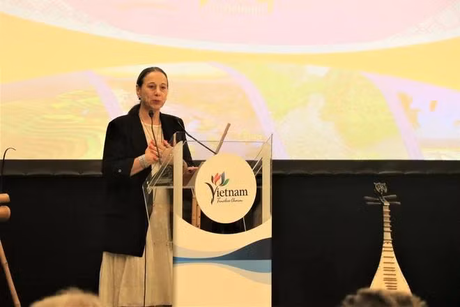 Bà Alessandra Priante, Giám đốc Cơ quan du lịch quốc gia Italy (ENIT) phát biểu tại chương trình giới thiệu du lịch Việt Nam. (Ảnh: Trường Dụy/TTXVN)