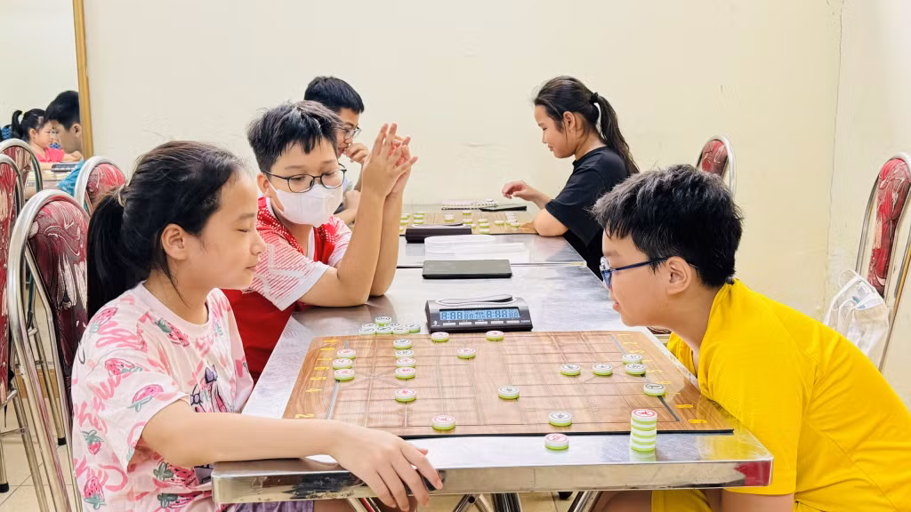 Các em nhỏ tham gia lớp cờ tướng.