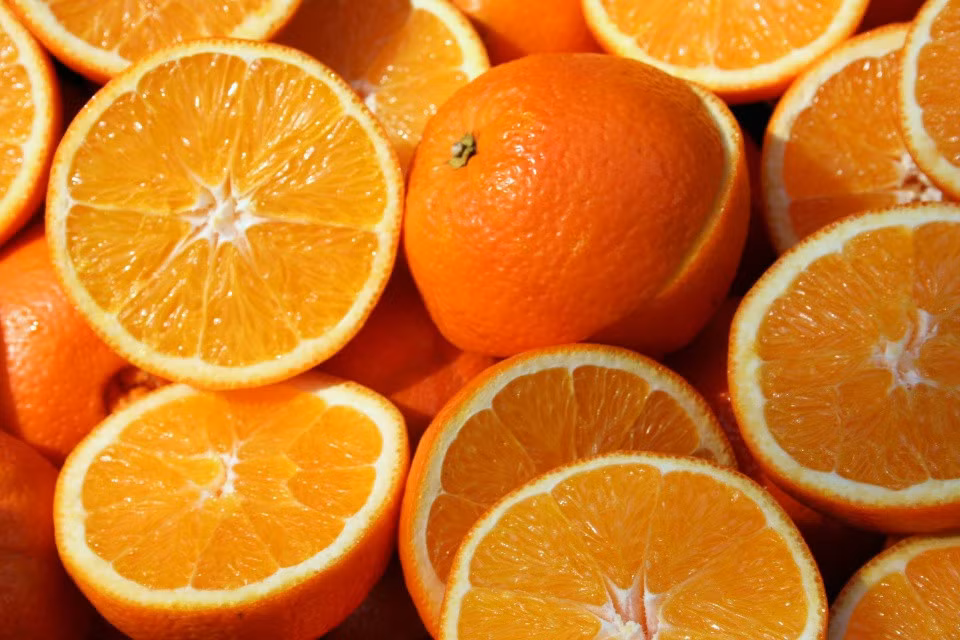 Vitamin C cũng là một chất dinh dưỡng quan trọng cho quá trình tổng hợp collagen. Ảnh: Unsplash.