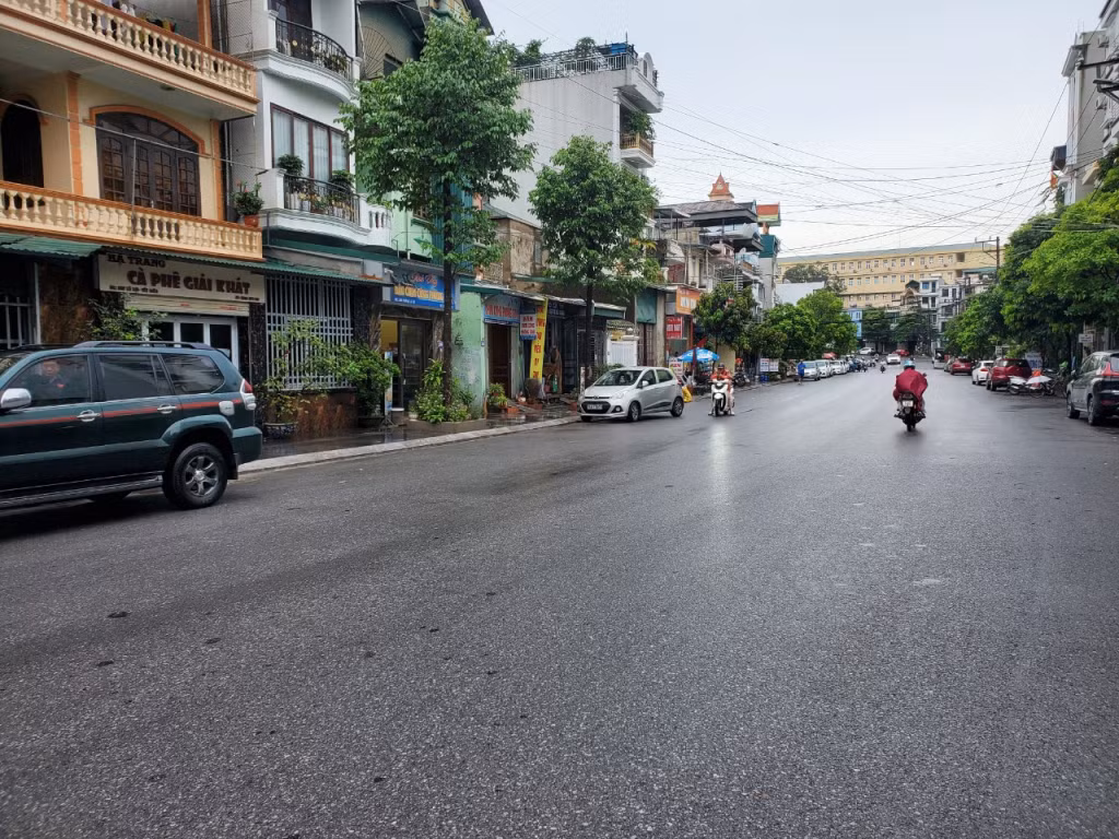 Nước đã rút trên nhiều tuyến phố của TP Hạ Long đảm bảo thuận lợi cho việc lưu thông.