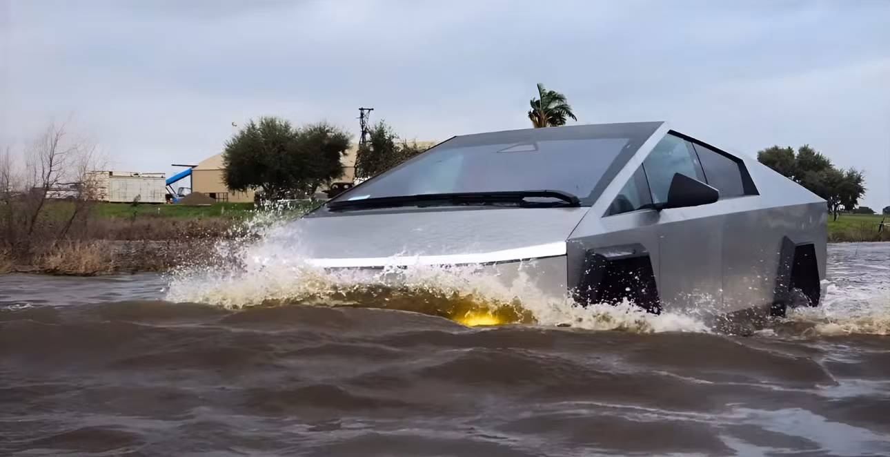 Xe điện Tesla Cybertruck đi trên cung đường ngập sâu gần bằng độ cao bánh xe. Ảnh: Driven Car