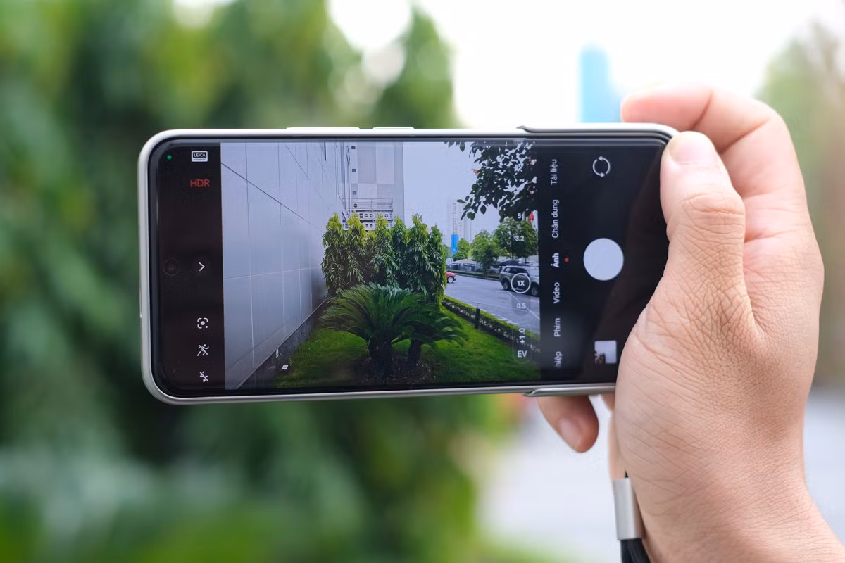 Ngoài phần cứng, 14 Ultra cũng có sự khác biệt về phần mềm camera khi tích hợp sẵn các bộ lọc màu của Leica như Authentic và Vibrant. Khi bật chế độ Authentic, máy tự động đẩy cao độ tương phản, hơi tối nhẹ bốn góc và tăng dải màu giúp hình ảnh đậm tính nghệ thuật hơn. Với chế độ tele, chụp chân dung, giao diện phần mềm khá thân thiện khi chỉnh zoom theo tiêu cự tương tự máy ảnh. Người dùng cũng có các chế độ chuyên nghiệp để chỉnh từng thông số như phơi sáng, ISO.