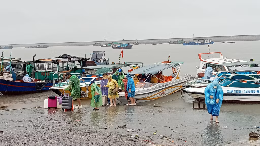 Xuồng cao tốc vận chuyển hành khách, hàng hóa 2 đầu bến Ghềnh Võ-Cái Chiên