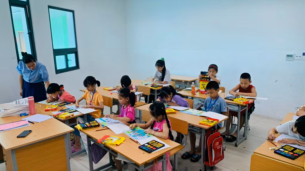 Lớp học vẽ cho thiếu nhi được tổ chức tại Cung Văn hóa thanh thiếu nhi tỉnh.