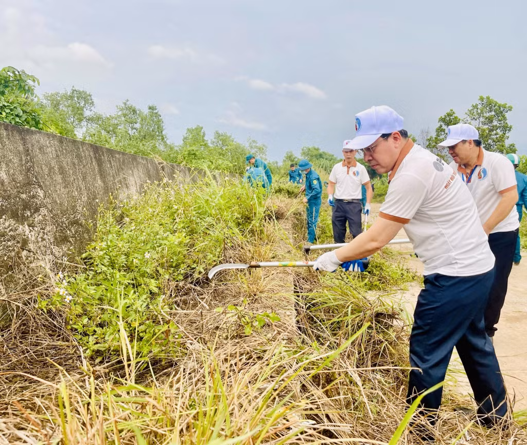 Các đại biểu tham gia tổng vệ sinh môi trường tại khu vực đê Hà Nam.