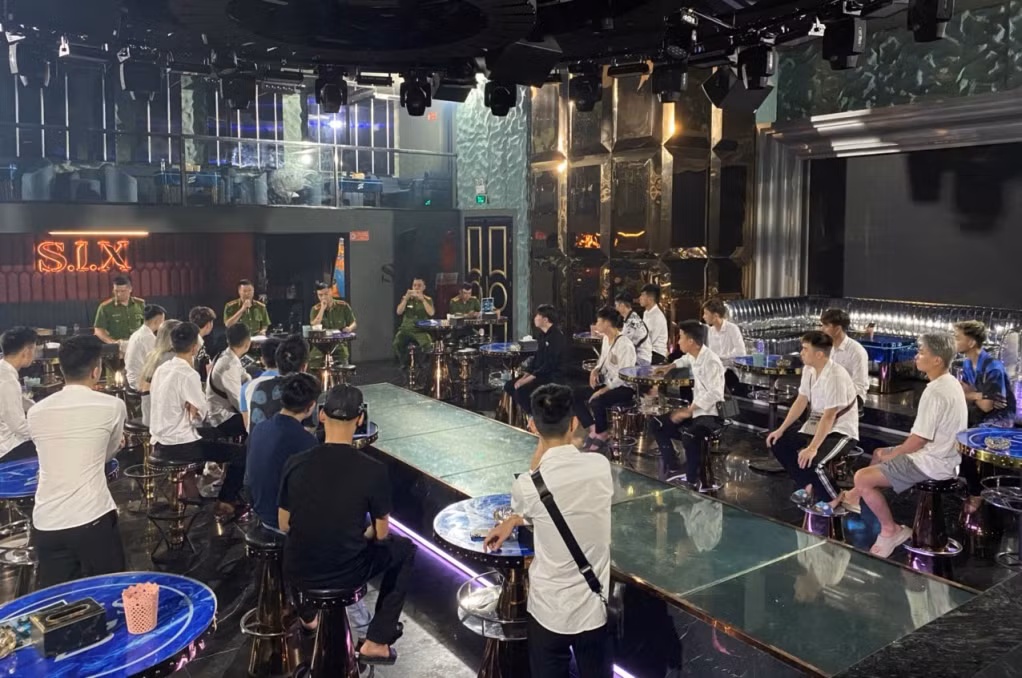 Công an TP Móng Cái tuyên truyền phòng chống ma túy tại Pub S.I.X Lounge. (Ảnh: Cơ quan công an cung cấp)