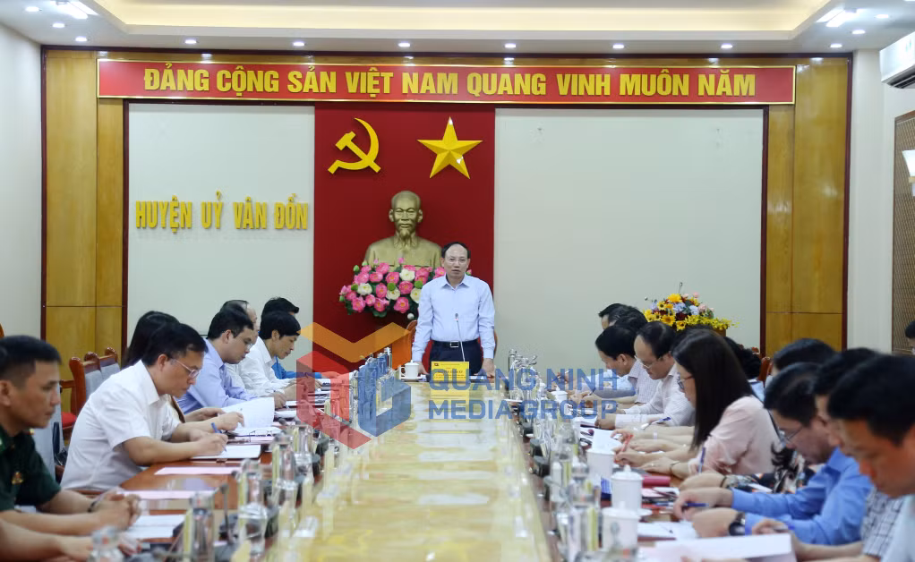 Đồng chí Bí thư Tỉnh ủy, Chủ tịch HĐND tỉnh kết luận tại buổi làm việc với Ban Thường vụ Huyện ủy Vân Đồn.