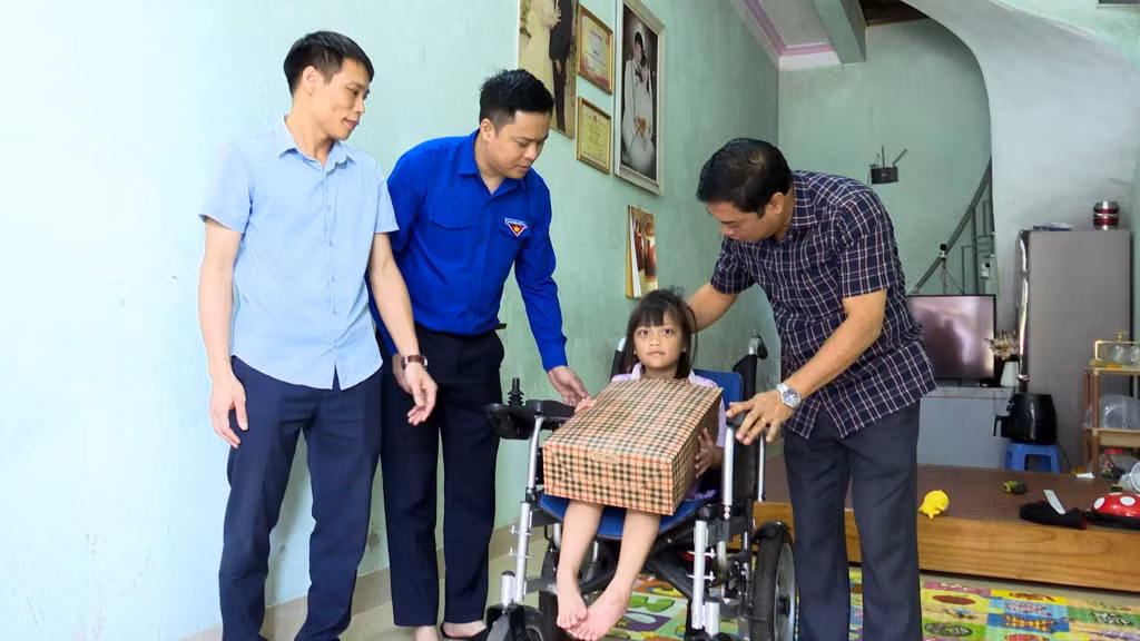 Lãnh đạo huyện Ba Chẽ thăm tặng quà các cháu thiếu nhi, học sinh có hoàn cảnh khó khăn trên địa bàn thị trấn Ba Chẽ nhân dịp 1/6. Ảnh: Ngọc Lợi (CTV)